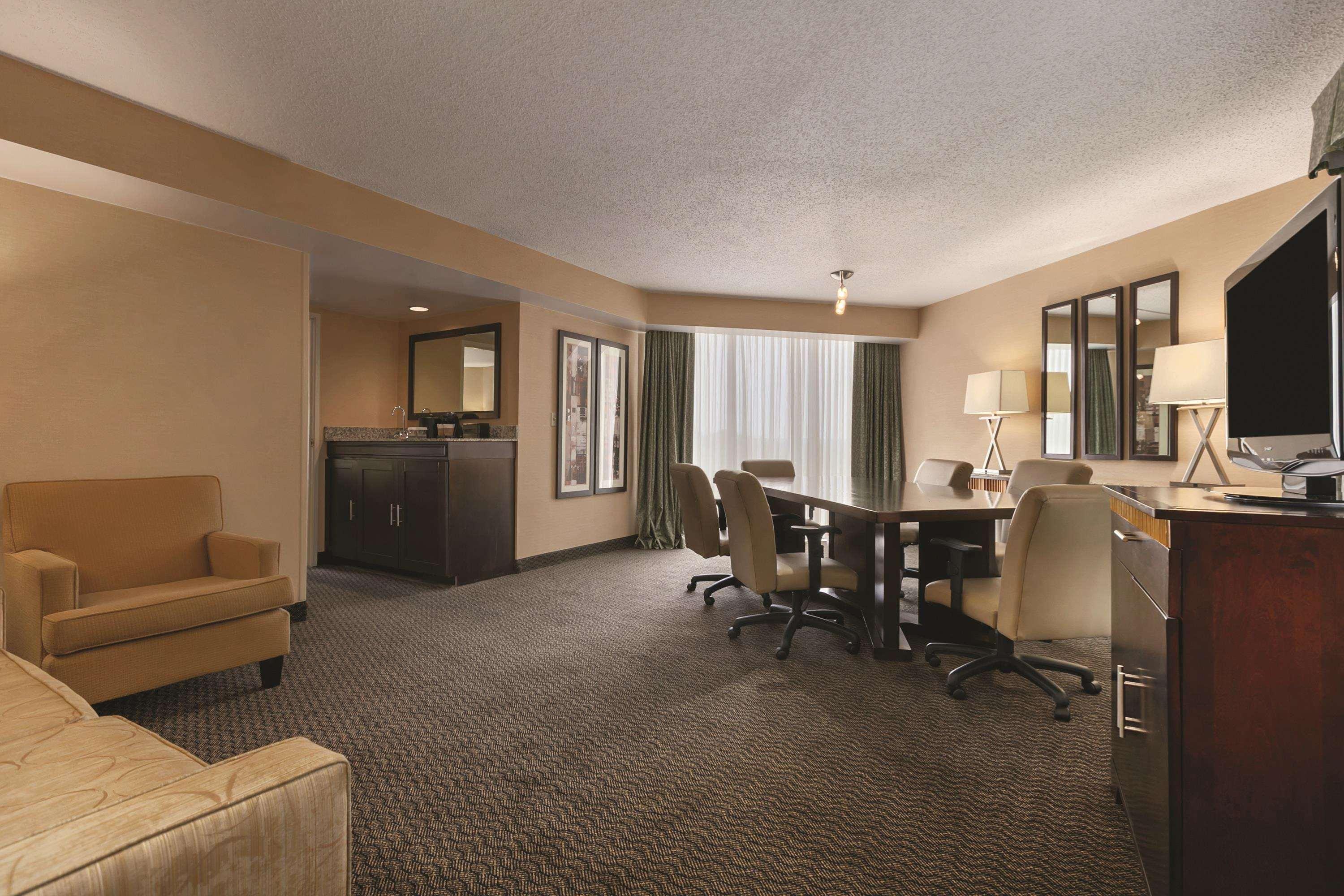 Embassy Suites Birmingham Exterior photo